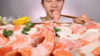 Salmon noodle eating show-［Seabear］
