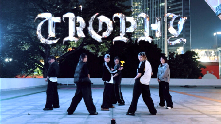 Piala, sampanye, dan pertunjukan lampu yang kamu inginkan—semuanya ada! Ruang latihan full dance cov