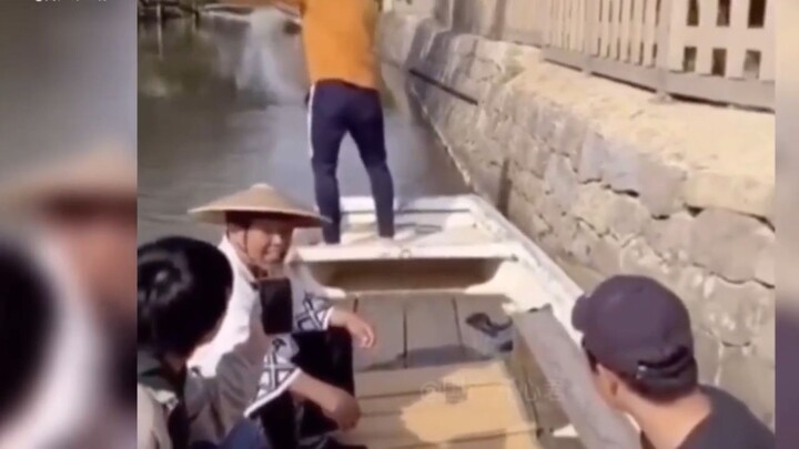 คนเรือตกลงไปในน้ำ