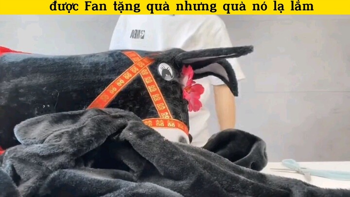 Fan tặng quà nhưng nó lạ lắm