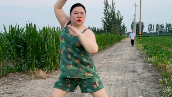 Sambil jalan-jalan sampai di sini, sekalian menari saja! Tanaman jagung di kampung saya tumbuh denga