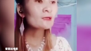 Dia dikomentari karena mirip Yang Mi, dan dia begitu senang hingga tidak bisa menahan senyumnya.