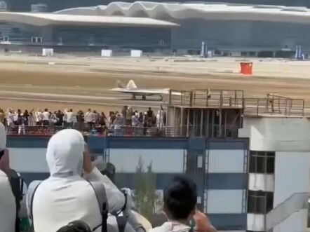 Su-57 quả thật đỉnh cao, kỹ thuật của phi công thật khiến người ta không còn lời nào để nói!