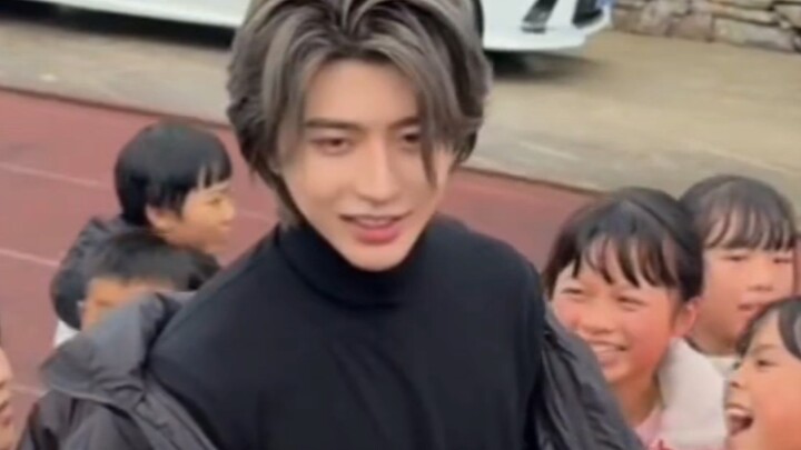 الأطفال ينادون تشيجيه وكوينغه بالضحك والتفاؤل