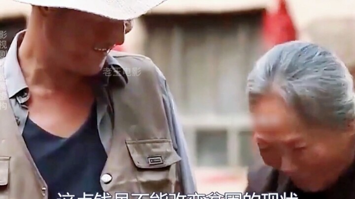 بعد أن فقد الرجل ذراعيه بشكل مفاجئ، طُرد من المنزل وانطلق وحيدًا لتأسيس مشروع تجاري وهو يربي طفله، ل