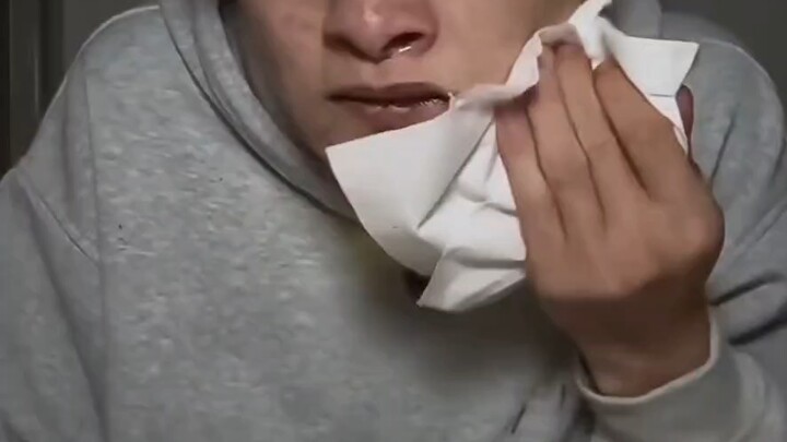 Một người ăn bột tuyết bò