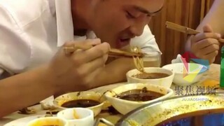 Orang dari luar kota makan hot pot di Chengdu, bahkan cangkir teh pun ikut dicelupkan ke dalam hot p