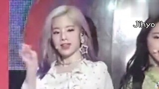TWICE: รูปร่างตลกที่ซ่อนอยู่ของจื่อวี่! ประทับใจอย่างสุดซึ้งบนเวที สมาชิกอดไม่ได้ที่จะหัวเราะเบาๆ