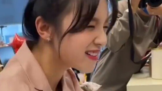 Song Yuqi's social ceiling, social person Song Yuqi is super cute