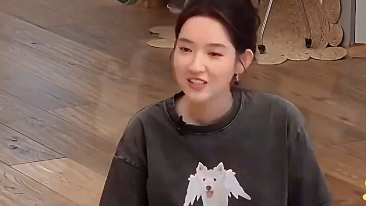 ขำตาย หวังยวิ๋นเหวิน: ไม่มีใครมาจีบฉันเลยเหรอ? จางซินเฉิง: คุณจะให้ผมพูดออกมาตรงๆ เลยใช่ไหม?