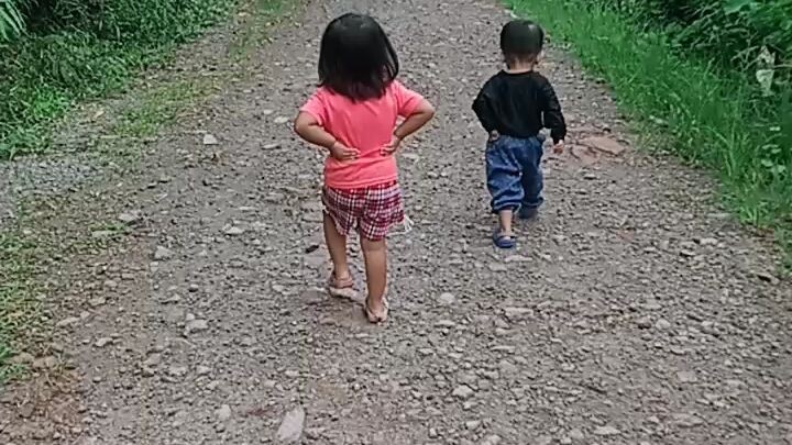 Naglalakad Lang Ang mga Chikiting 😁😘
