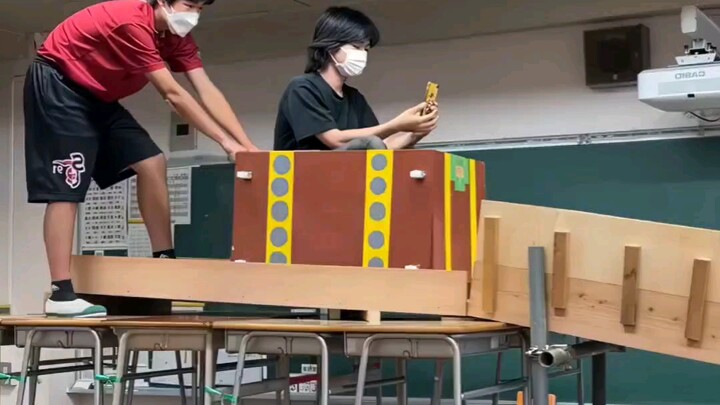 Roller Coaster yang Dirancang Siswa Menggunakan Meja Sekolah di Festival Budaya SMA