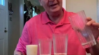 一个简单的牛奶魔术，你看出破绽了吗？