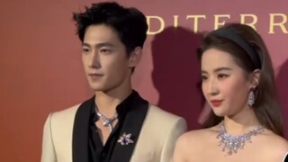 I saw Yang Yang and Liu Yifei on tiktok. The comments on the internet are that this couple is so goo