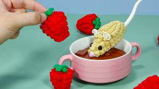 ระวังหนู!!! สูตรสตรอเบอร์รี่เคลือบช็อกโกแลตง่าย ๆ - ชีวิตจริง Lego / Stop Motion Cooking