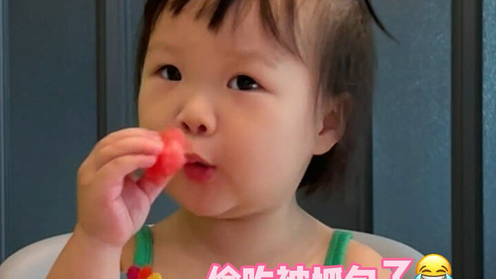 How many kinds of fruits can a two-year-old baby buy by spending 30 yuan shopping alone?