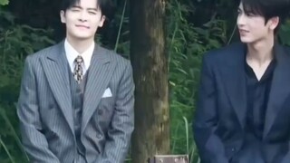 38岁付辛博路透帅出圈，与27岁张凌赫站一起毫不逊色！