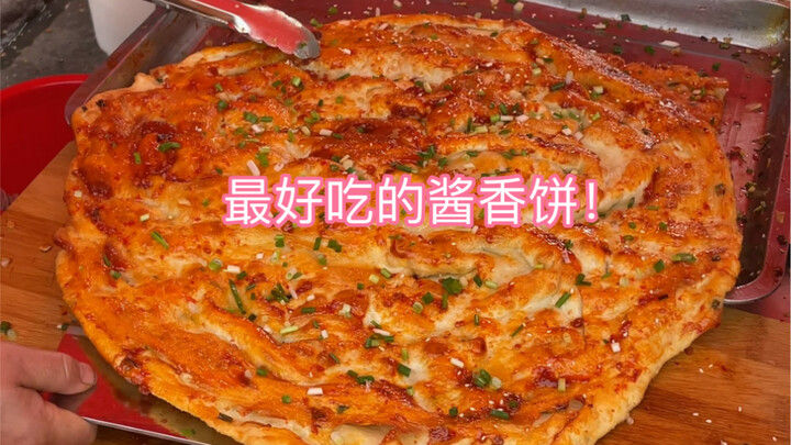 Sauce-scented pancakes at the market—every time I hit the fair, I grab three yuan’s worth. This plac