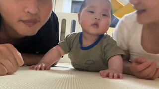 爸爸妈妈一起亲宝宝时的反应，这咋跟网上看到的不一样呢？