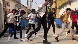 Các vũ công trong làng tưởng nhớ Michael Jackson