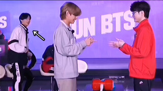 [BTS KookV] Jungkook đúng là biết bảo vệ người thương quá~