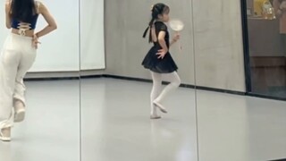 [Gai Gai] Múa quạt dễ thương "Thế giới không đáng giá" trước gương