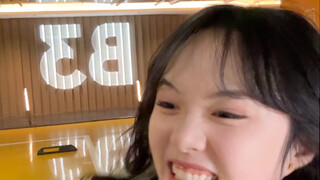 Này, ông già này vẫn hài hước nhỉ