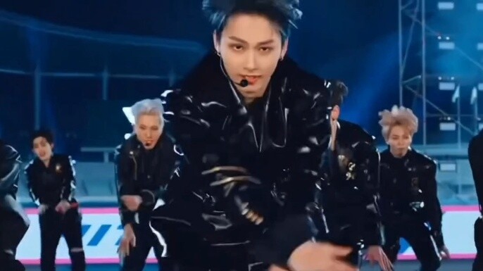 Hahahahahahahahahahaha biarkan aku sendiri aku bisa gila di tengah malam ~(￣▽￣～)~