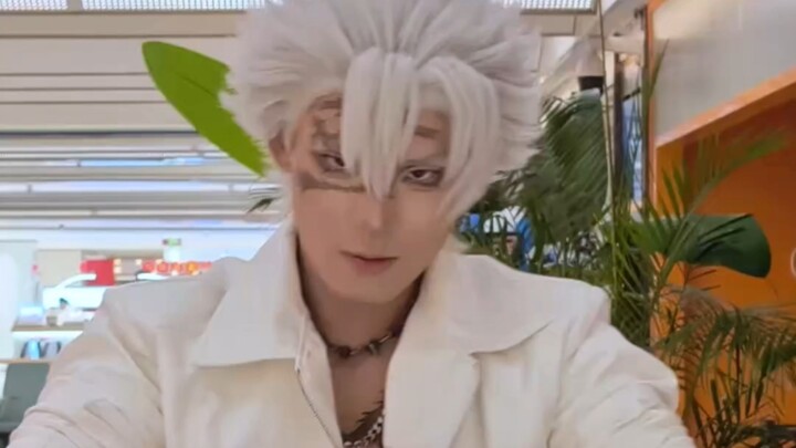 Angin Tornado yang Pemarah atau Kucing Silver Tabby yang Sedih?