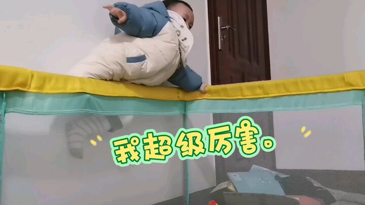 Bayi imut berusia 17 bulan meminjam mainan, lalu dengan lincah melarikan diri dari pagar; sebuah tri