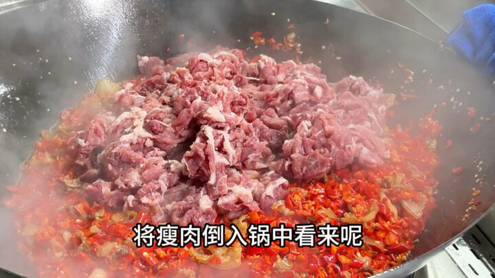 Xem xào cay Giang Tây ở Bình Hương, món thịt xào ớt