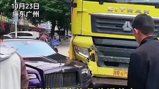 Don't play with them! #Ideal i8 Chenglong truck collision sparks controversy