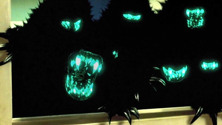 The alien monster is completely black, with only its teeth glowing, hunting humans everywhere! Watch