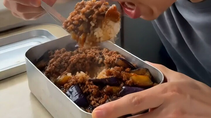 If you haven’t eaten for three days, which boxed meal would you choose?