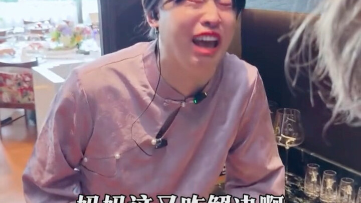 ผู้จัดการหยางกำลังอบรม ถูกผู้จัดการอู๋เยาะเย้ย ซือชวีจิงทำผิดแล้วเรียกผู้จัดการอู๋ว่าแม่