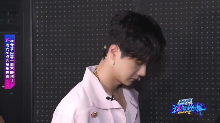 【หวังอี้ป๋อ】คลิปเบื้องหลังที่ยังไม่ออกอากาศ: หวังเถียนเถียนไม่เพียงได้กินลูกอม ยังได้ของขวัญด้วย