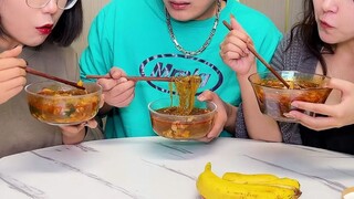 #酸辣粉 小玉也挺能整事的，我还有以为彬彬不吃香蕉了呢#嗦粉