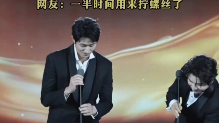 The two short-drama actors are too tall, so let's adjust the microphone height in sync before they t