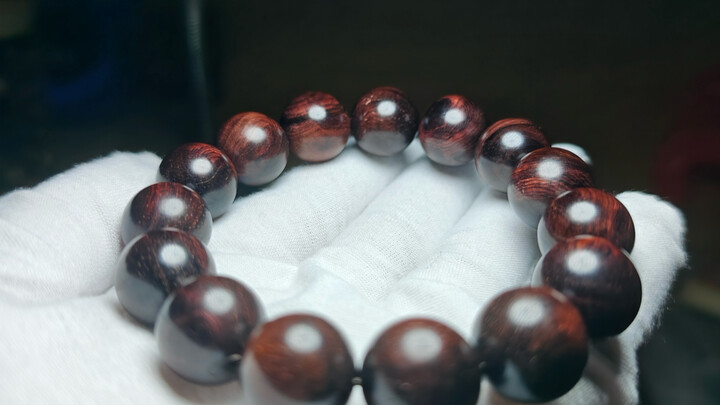 Using a single piece of aged Huanghuali wood, I’m crafting a high-quality collectible bracelet!