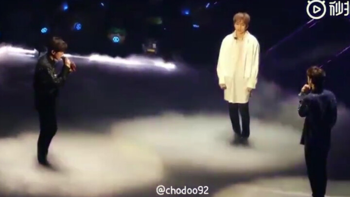 【EXO-CBX】قصّة ورق: بيهيون وجونغدا يلتفتان فجأة ليغنيا لمينسيوك