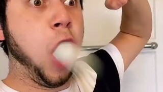 الغناء باستخدام كرة تنس الطاولة؟ رغم أن الصوت في الفيديو مُضاف لاحقًا، إلا أن المونتاج أضحكني كثيرًا