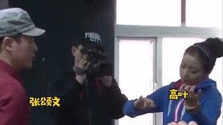 يا لها من صدفة! اتضح أن زانغ سونغ ون كان معلمًا لغاو يه قبل 13 عامًا.