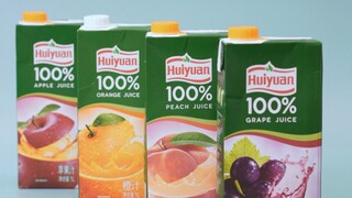 Sau buổi chụp hình, tôi khoe chiếc xô của mình với bạn cùng phòng.