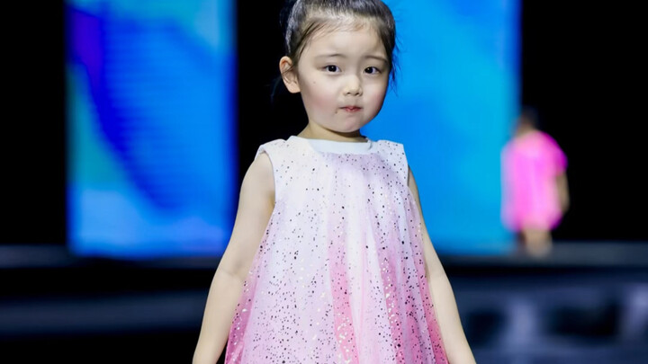 Vlog catwalk Tuần lễ Thời trang Trẻ em Paris của Zizi