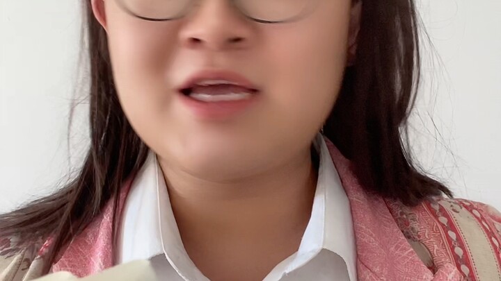 Tóc của cô bạn ngồi bàn trước cứ vung sang phía mình.