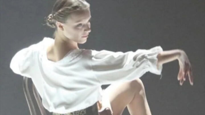 【عرض جليدي بطل】تشيانجين تقود رقصة جماعية على الكراسي مع سبع دمى "كن إيطاليًا"