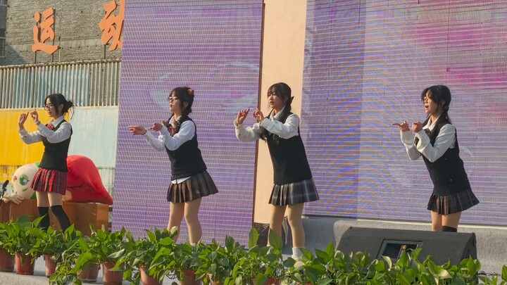 عرض رأس السنة لطلاب الصف الثامن: رقصة «إنذار الحب»