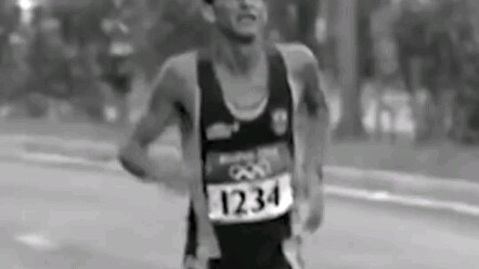 Juara Olimpiade maraton yang didorong keluar dari lintasan, setelah balapan pelaku yang mendorongnya