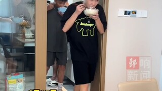 三胞胎儿子个个是干饭王，爸爸怕儿子们吃不饱，选择最后再吃！！