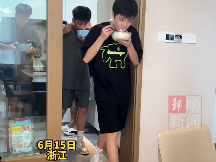 كل واحد من الأبناء الثلاثة توائم هو ملك الأكل، وخوفًا من أن لا يشبع أبناؤه، يختار الأب أن يأكل أخيرً